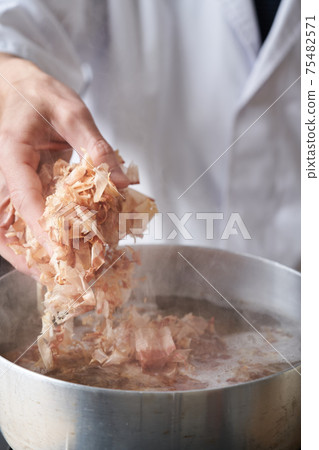 Itamae to put dried bonito in a pot 75482571