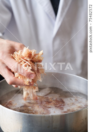 Itamae to put dried bonito in a pot 75482572