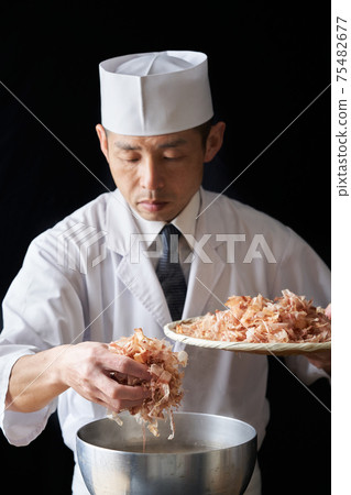 Itamae to put dried bonito in a pot 75482677