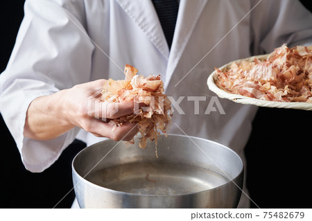 Itamae to put dried bonito in a pot Itamae to put dried bonito in a pot 75482679