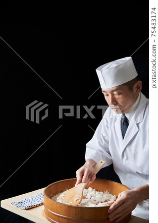 Sushi craftsman who cuts rice 75483174