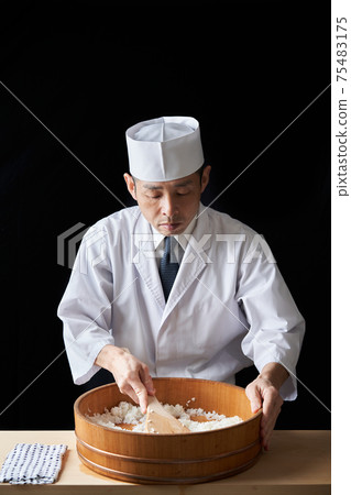 Sushi craftsman who cuts rice 75483175