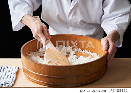 Sushi craftsman who cuts rice Sushi craftsman who cuts rice 75483181