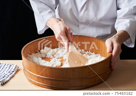 Sushi craftsman who cuts rice 75483182