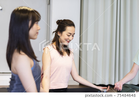 Women who do yoga 75484648