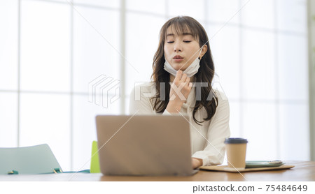 一個悶悶不樂的女人,她的面具變了 一個悶悶不樂的女人,她的面具變了 75484649