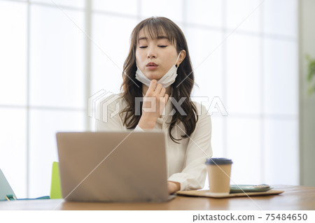 一個悶悶不樂的女人，她的面具變了 75484650