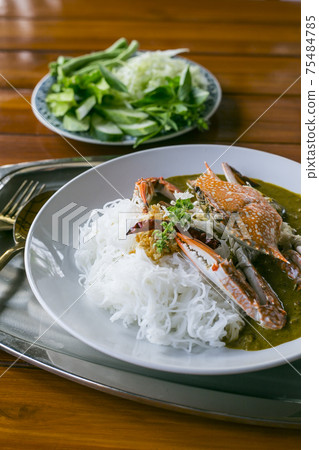 Thai Rice Noodles with Crab Curry 75484785