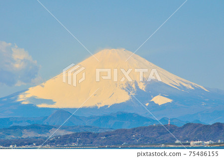 Snow-capped Mt. Fuji seen from Enoshima Snow-capped Mt. Fuji seen from Enoshima 75486155
