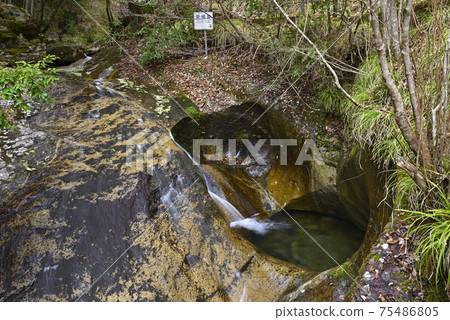 A miscellaneous tub in the scenic Shikagatsubo (Yasutomi-cho, Himeji City, Hyogo Prefecture) 75486805