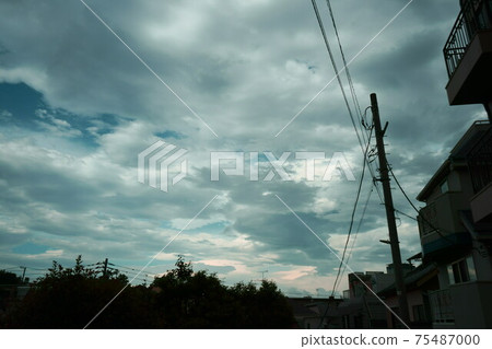 烏云密布的黃昏天空 75487000