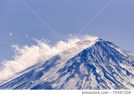 The wind that blows on the top of Mt. Fuji where snow accumulates The wind that blows on the top of Mt. Fuji where snow accumulates 75487209