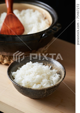 Rice cooked in the pot 75487272
