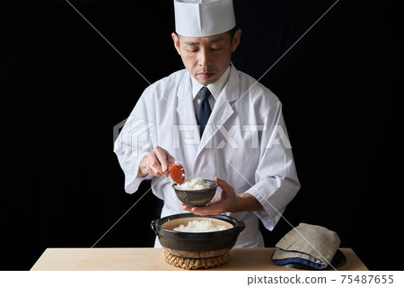 Itamae with rice cooked in a clay pot 75487655