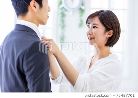 Married couple preparing for a businessman 75487701