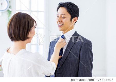 Married couple preparing for a businessman Married couple preparing for a businessman 75487702