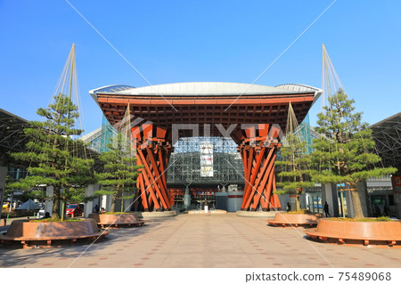 [Ishikawa Prefecture] Kanazawa Station Tsuzumi-mon Gate (East Exit) under fine weather 75489068