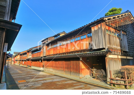 [石川縣]在晴朗的天空下，東茶屋區的金澤 75489088