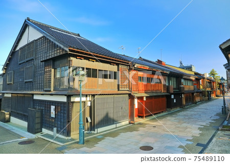 [石川縣]天氣晴朗的金澤西茶屋地區 75489110