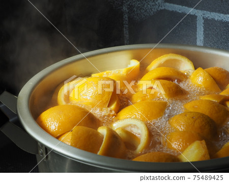Amanatsu skin (boiling) simmered in peel making 75489425