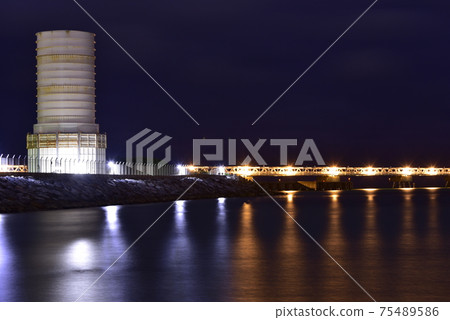 沖繩縣中上區中谷村中的火力發電廠，夜景 75489586