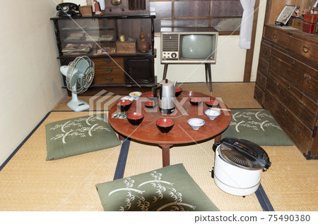 [Showa image] An old Japanese living room with a chabudai. 75490380
