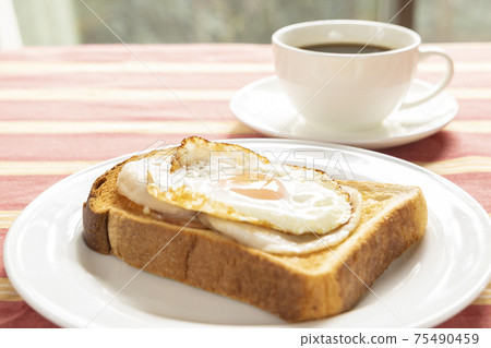 美味的煎蛋，火腿吐司和咖啡 75490459