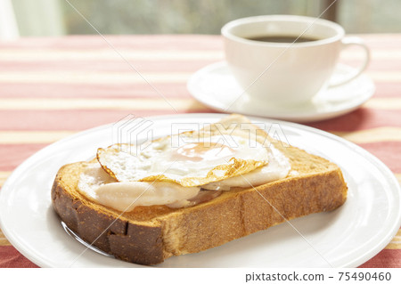 美味的煎蛋,火腿吐司和咖啡 美味的煎蛋,火腿吐司和咖啡 75490460