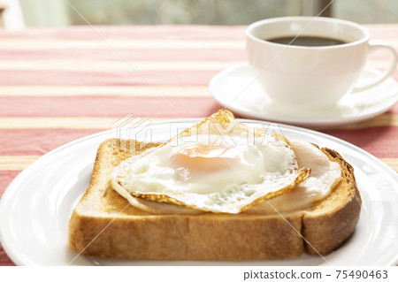 美味的煎蛋,火腿吐司和咖啡 美味的煎蛋,火腿吐司和咖啡 75490463