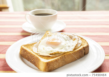 美味的煎蛋，火腿吐司和咖啡 75490464