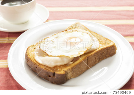 美味的煎蛋，火腿吐司和咖啡 75490469