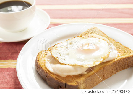 美味的煎蛋,火腿吐司和咖啡 美味的煎蛋,火腿吐司和咖啡 75490470