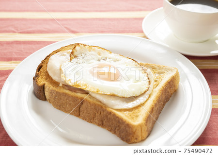 美味的煎蛋，火腿吐司和咖啡 75490472