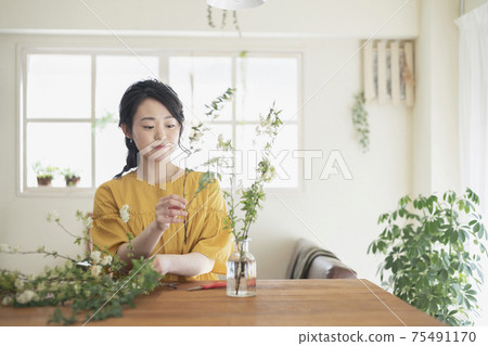 鮮花的年輕女子 75491170