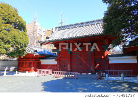 Former Kagayashiki Gomoridenmon (Akamon) on the Hongo Campus of the University of Tokyo, an important cultural property of Japan Former Kagayashiki Gomoridenmon (Akamon) on the Hongo Campus of the University of Tokyo, an important cultural property of Japan 75491757