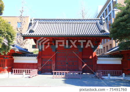 Former Kagayashiki Gomoridenmon (Akamon) on the Hongo Campus of the University of Tokyo, an important cultural property of Japan Former Kagayashiki Gomoridenmon (Akamon) on the Hongo Campus of the University of Tokyo, an important cultural property of Japan 75491760