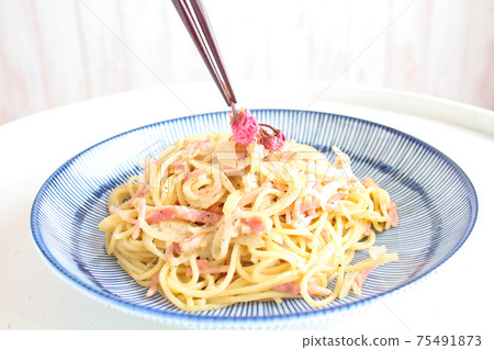 感覺春天的櫻桃培根意大利面 75491873