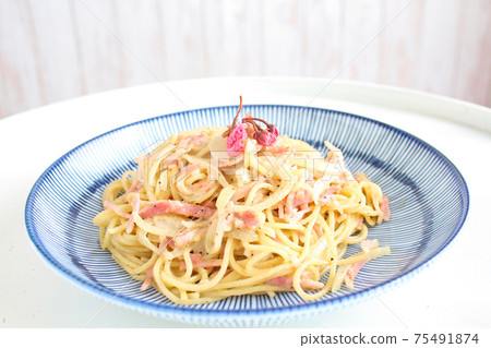 感覺春天的櫻桃培根意大利面 75491874