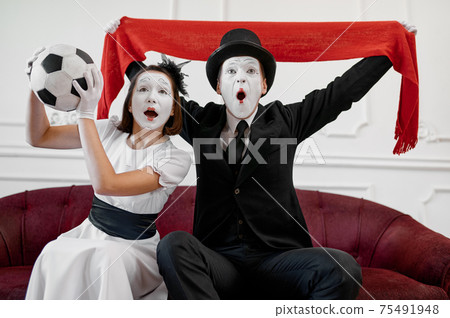 Two mime artists, football fans parody 75491948