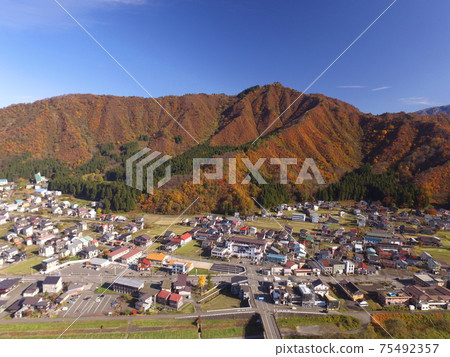 Autumn leaves of Mt. Sakado aerial view 75492357