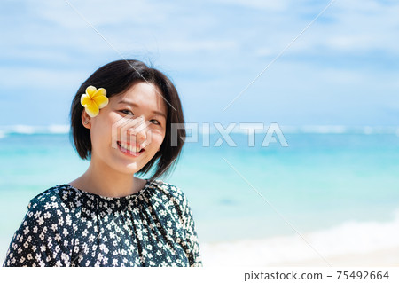 在熱帶海洋中的少女女人 在熱帶海洋中的少女女人 75492664