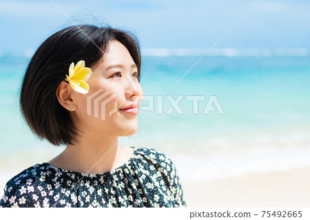 在熱帶海洋中的少女女人 在熱帶海洋中的少女女人 75492665