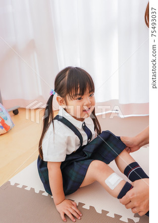 照顧孩子受傷的托兒所老師 照顧孩子受傷的托兒所老師 75493037