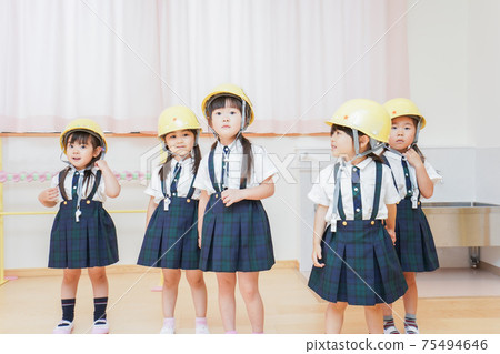 兒童戴頭盔並撤離 75494646