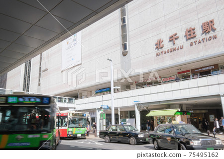 城市景觀:東京都足立區北千住站西出口前的旋轉式 城市景觀:東京都足立區北千住站西出口前的旋轉式 75495162