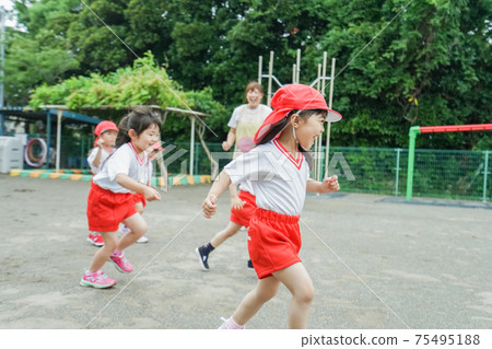 幼兒園的孩子們在外面玩 75495188