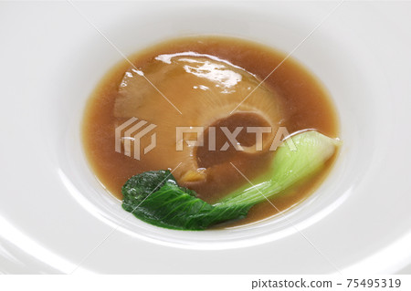 Shark's fin soup 75495319