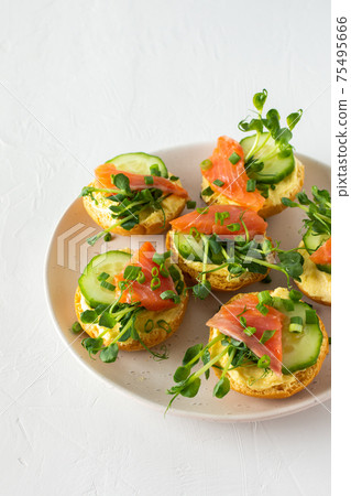 Toasts with salmon and hollandaise sauce Toasts with salmon and hollandaise sauce 75495666