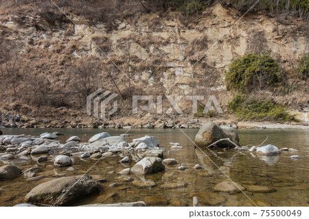 Rockfall on the opposite bank 75500049