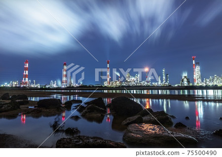 三重縣四日市市的綜合大樓夜景 75500490
